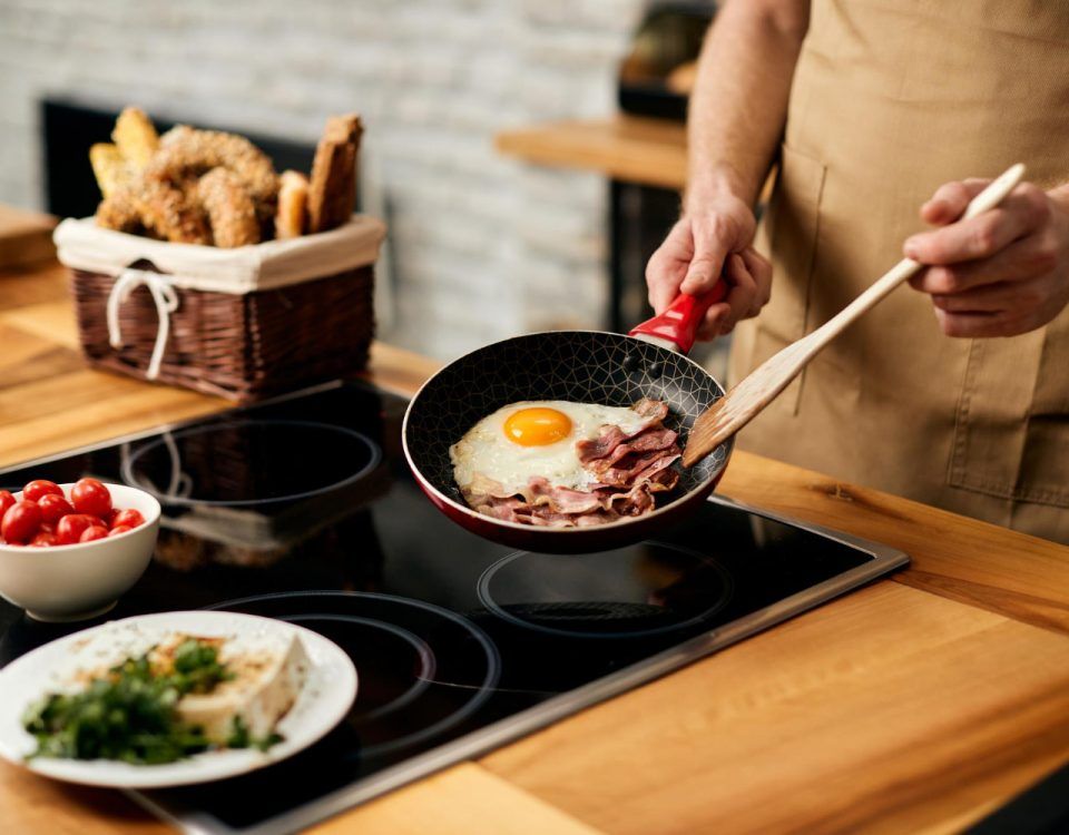 aragaz electric cu inductie, intr-o bucatarie moderna