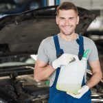 Cel mai bun ulei de motor ținut în mână de un mecanic profesionist.